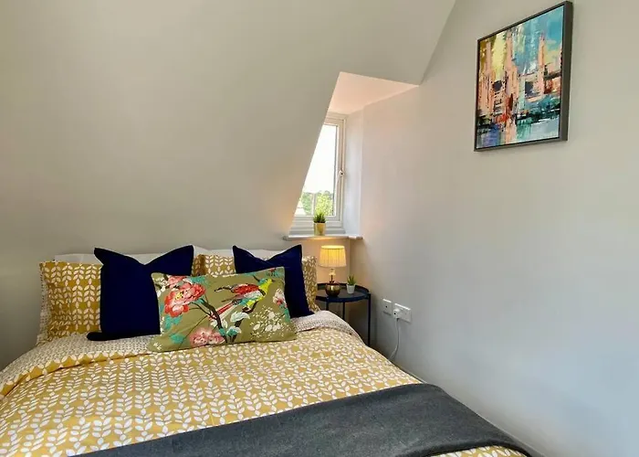 Beachside Bliss: Stylish Apartment near Bournemouth