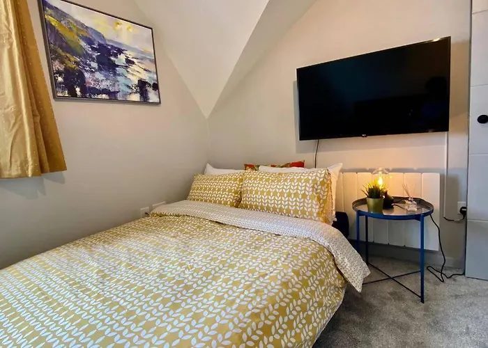 Beachside Bliss: Stylish Apartment near Bournemouth