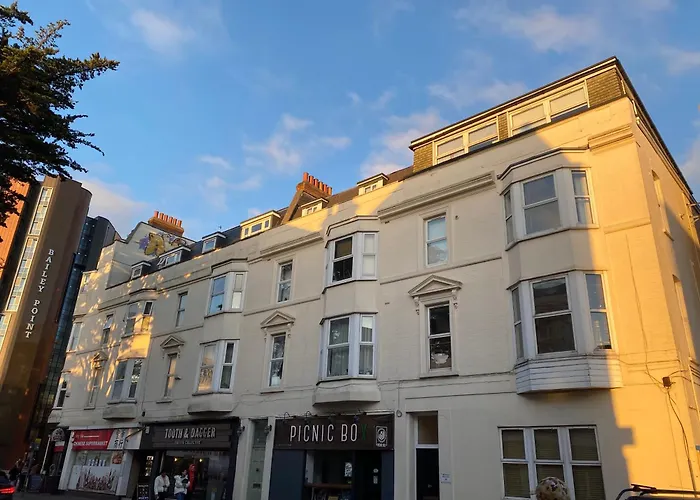 The City Surf Apartment - By Coastline Retreats - Free Parking Included - Sleeps 5 - City Centre