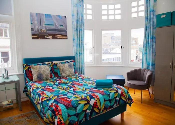 High Street 3Br City Views Near Beach - Groups, Families, Contractors