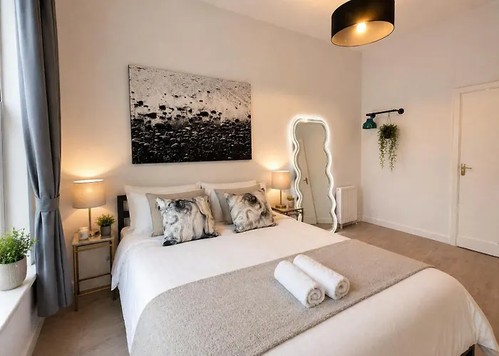 The City Surf Apartment - By Coastline Retreats - Free Parking Included - Sleeps 5 - City Centre