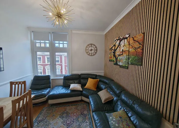 High Street 3Br City Views Near Beach - Groups, Families, Contractors